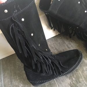 Black suede moccasin fringed boots women’s 5 boho bohemian festival Burning Man